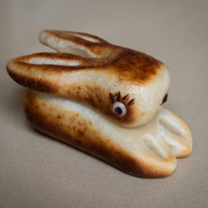 Mittelgroßer geflämmter Osterhase