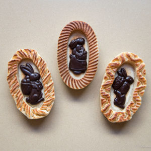 Geflämmtes Osterei mit Schokohasen